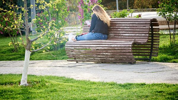 Девушка в парке просматривает сообщения в смартфоне. Из серии Люди и соцсети - Sputnik Грузия