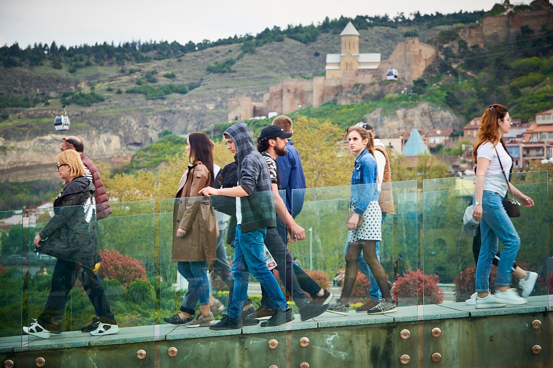 Люди гуляют по мосту мира в центре Тбилиси - Sputnik Грузия, 1920, 01.06.2022
