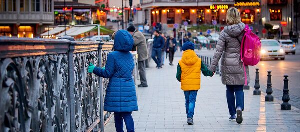 Женщина с детьми идет по Метехскому мосту - Sputnik Грузия