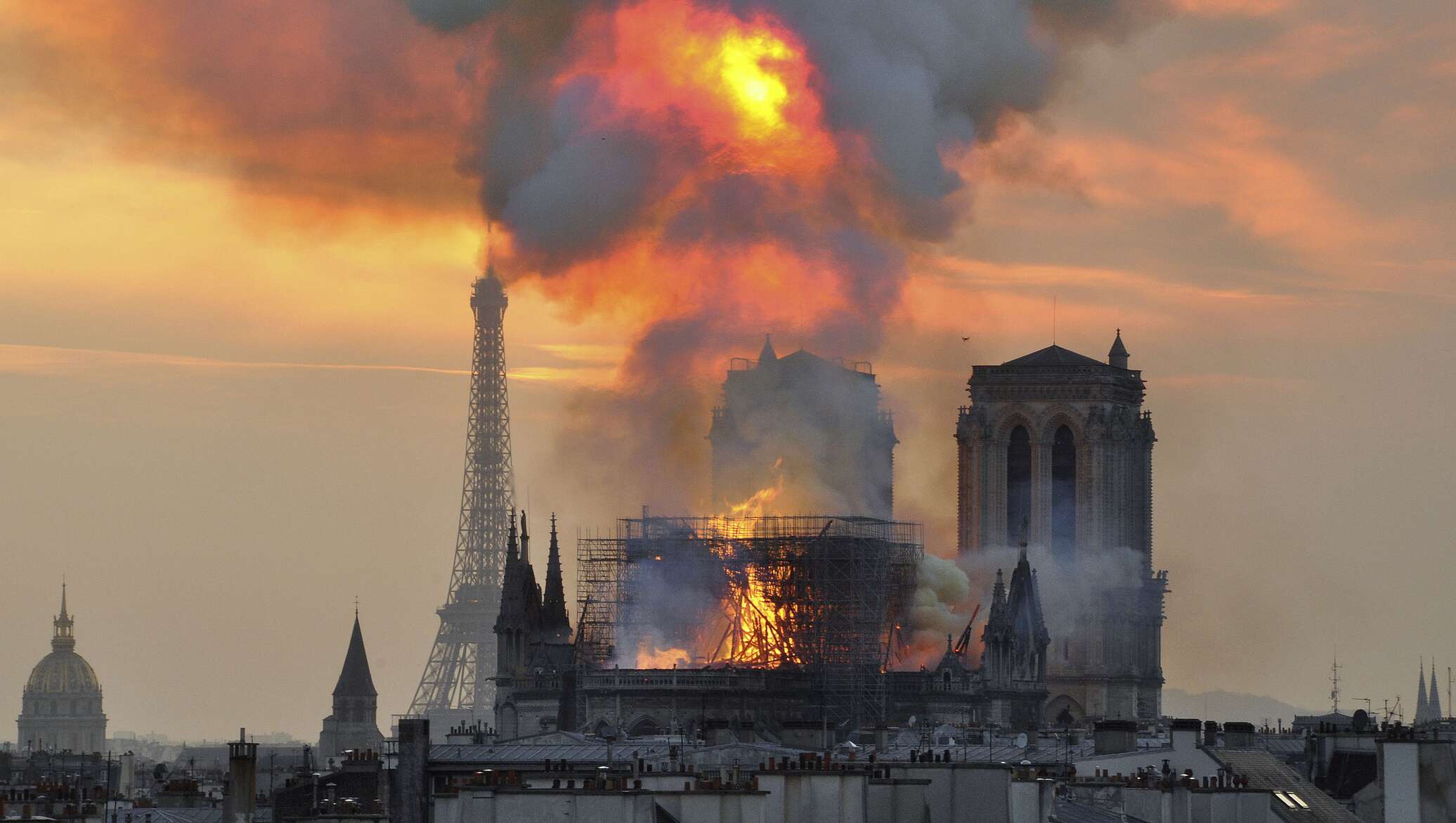 Пожар во Франции собор Парижской Богоматери