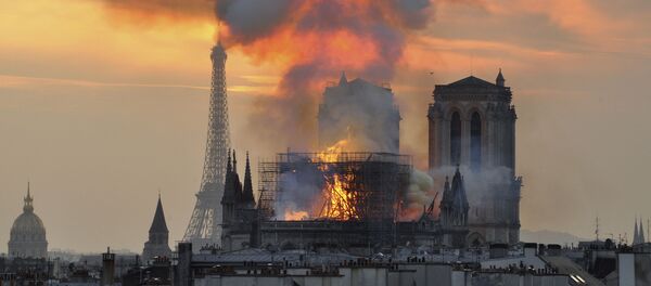 პირველი ინფორმაცია პარიზის ღვთისმშობლის ტაძარში ხანძრის გაჩენის შესახებ 15 აპრილს, დაახლოებით საღამოს შვიდ საათზე გავრცელდა. ცეცხლი პირველად მოედო სახურავს და ხარაჩოებს, რომლებითაც გარშემორტყმული იყო შენობა, და მომენტალურად გავრცელდა მთელ პერიმეტრზე. ერთი საათის შემდეგ დაიწვა და ჩამოინგრა ტაძრის სამრეკლო პირველი ინფორმაცია პარიზის ღვთისმშობლის ტაძარში ხანძრის გაჩენის შესახებ 15 აპრილს, დაახლოებით საღამოს შვიდ საათზე გავრცელდა. ცეცხლი პირველად მოედო სახურავს და ხარაჩოებს, რომლებითაც გარშემორტყმული იყო შენობა, და მომენტალურად გავრცელდა მთელ პერიმეტრზე. ერთი საათის შემდეგ დაიწვა და ჩამოინგრა ტაძრის სამრეკლო - Sputnik საქართველო