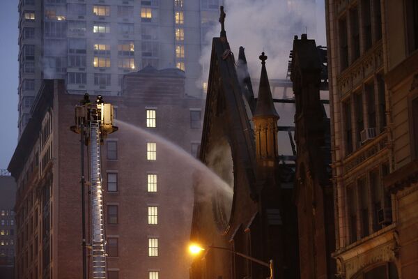 В центре нью-йоркского Манхэттена в соборе святого Саввы в ночь с первого на второе мая 2016 года произошел масштабный пожар. Храм был построен в начале 1850-х и в 1968 году включен в список достопримечательностей Нью-Йорка. Пожарное управление присвоило возгоранию четвертый уровень сложности из пяти
 - Sputnik Грузия