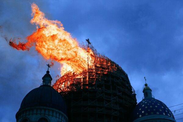 Пожар огромной силы, начавшийся на строительных лесах Свято-Троицкого Измайловского собора в Санкт-Петербурге, полностью уничтожил крупнейший в мире купол, имеющий деревянный каркас 25 августа 2006 года - Sputnik Грузия