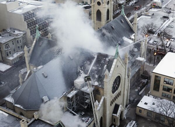 В 1871 году в Чикаго произошёл великий пожар, в результате которого был уничтожен Собор Святой Марии и Церковь Святого Имени, после пожара было принято решение построить Собор Святого Имени, который мог бы заменить разрушенные пожаром здания. Строительство собора закончилось 21 ноября 1875 года - Sputnik Грузия