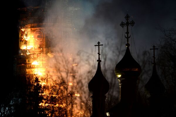Пожар на колокольне Новодевичьего монастыря возник поздно вечером 15 марта 2015 года. Площадь пожара составила 300 квадратных метров. Пламя распространилось на несколько уровней строительных лесов. Изнутри колокольня уцелела, лишь в некоторых местах обрушилась штукатурка - Sputnik Грузия
