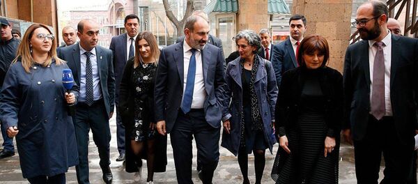 Никол Пашинян посетил спекаталь спектакль гастролирующей в Ереване труппы Тбилисского государственного армянского драматического театра имени Петроса Адамяна Никол Пашинян посетил спекаталь спектакль гастролирующей в Ереване труппы Тбилисского государственного армянского драматического театра имени Петроса Адамяна - Sputnik Грузия