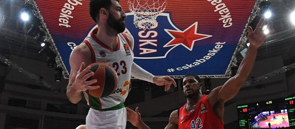 Игрок ПБК Баскония Торнике Шенгелия и игрок ПБК ЦСКА Кайл Хайнс (справа) - Sputnik Грузия