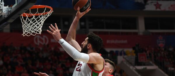 Игрок ПБК Баскония Торнике Шенгелия и игрок ПБК ЦСКА Андрей Воронцевич (справа)  - Sputnik Грузия