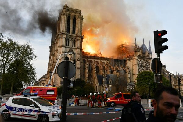 Пожар в соборе Парижской Богоматери - Sputnik Грузия