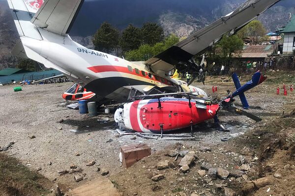 Последствия столкновения самолета Air Let L-410 Turbolet с двумя вертолетами в аэропорту Лукла, Непал - Sputnik Грузия