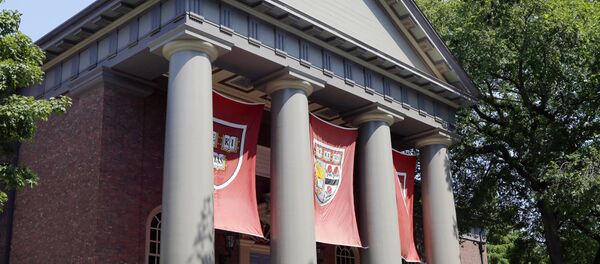 Туристы осматривают территорию Гарвардского университета - Sputnik Грузия