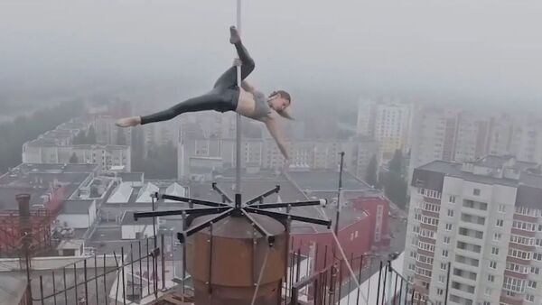 Экстремальные танцы на шесте в небе над городом - Sputnik Грузия
