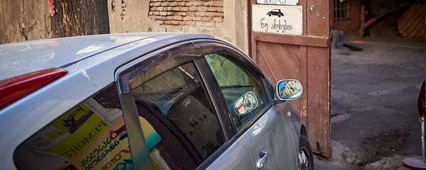 Машина припаркованная на тротуаре и загораживающая дорогу пешеходам - Sputnik Грузия