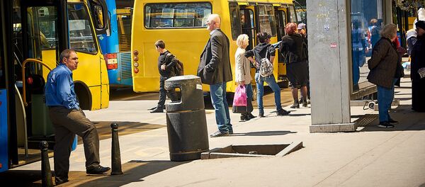 Автобусная остановка в центре грузинской столицы на Колхозной площади Автобусная остановка в центре грузинской столицы на Колхозной площади - Sputnik Грузия
