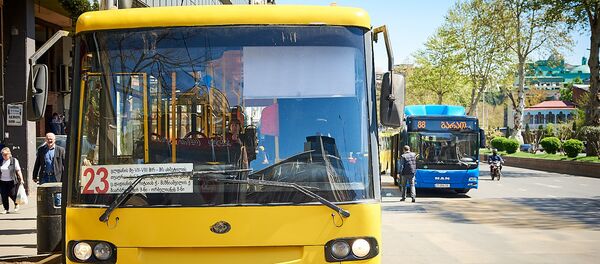 Автобусная остановка в центре грузинской столицы на Колхозной площади - Sputnik Грузия