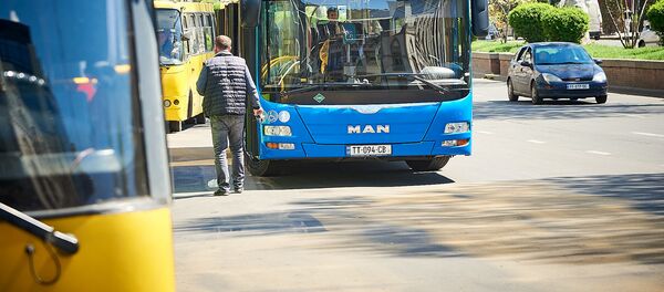 Автобусная остановка в центре грузинской столицы на Колхозной площади - Sputnik Грузия