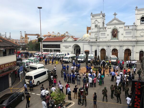 Восемь взрывов прогремели во время празднования католической Пасхи в Шри-Ланке в воскресенье - Sputnik Грузия