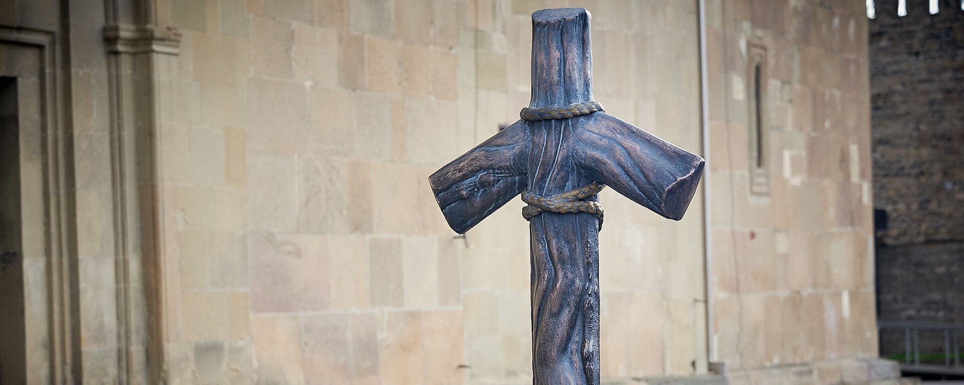 Крест Святой Нино у храма Светицховели - Sputnik Грузия, 1920, 27.01.2026