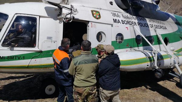 Эвакуация жителя высокогорного села Грузии на вертолете пограничников - Sputnik Грузия