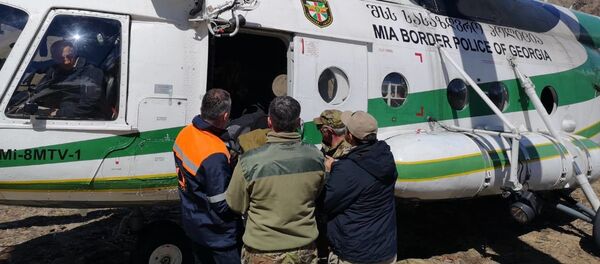 Эвакуация жителя высокогорного села Грузии на вертолете пограничников - Sputnik Грузия
