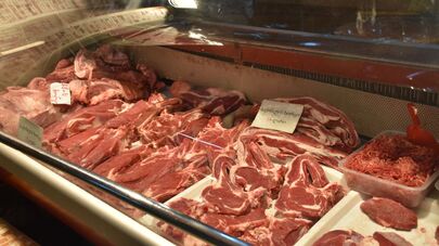 Прилавки-морозильники с мясной продукцией в супермаркете