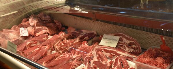 Прилавки-морозильники с мясной продукцией в супермаркете - Sputnik Грузия