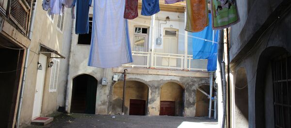 Раньше в полуподвальных помещениях жили люди, сегодня это подсобные помещения - Sputnik Грузия