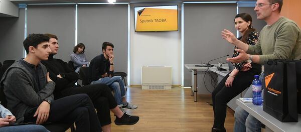 Sputnik Taoba: опытные журналисты рассказали школьникам о своей профессии - Sputnik Грузия