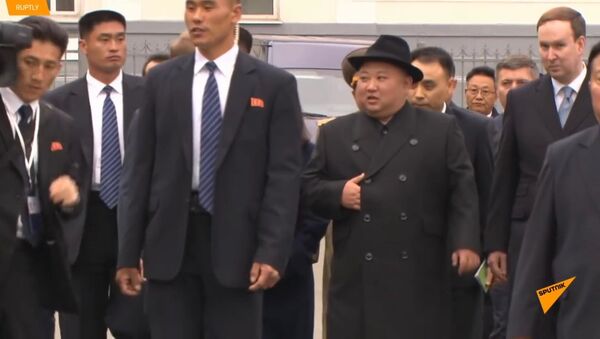 Бегающие охранники Ким Чен Ына сопровождали его во Владивостоке - Sputnik Грузия
