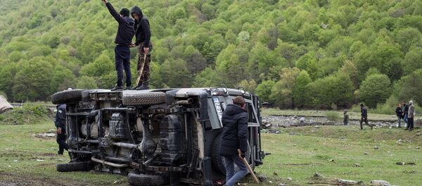 Жители Панкисского ущелья на сожженной строительной технике - Sputnik Грузия