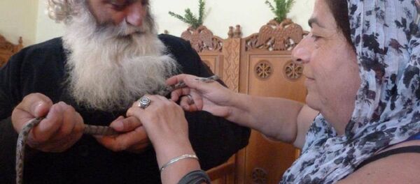 დიანა ძიძიგური და მამა სპირიდონი ჯვარგამოსახულ გველებთან დიანა ძიძიგური და მამა სპირიდონი ჯვარგამოსახულ გველებთან - Sputnik საქართველო