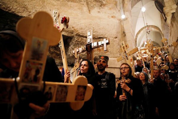 В настоящее время церемонию проводят священнослужители Иерусалимской православной церкви, Иерусалимского патриархата Армянской апостольской церкви, а также Коптской и Сирийской церквей - Sputnik Грузия