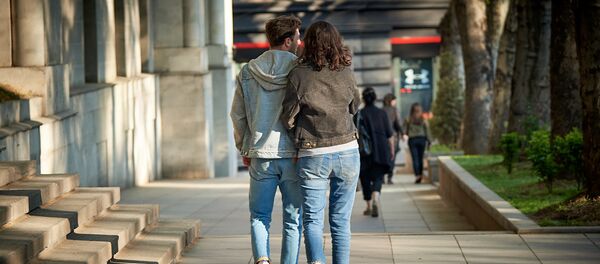 Молодая пара гуляет по проспекту Руставели - Sputnik Грузия