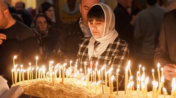 Верующие зажигают свечи во время Пасхального богослужения в храме Святой Троицы - Sputnik Грузия