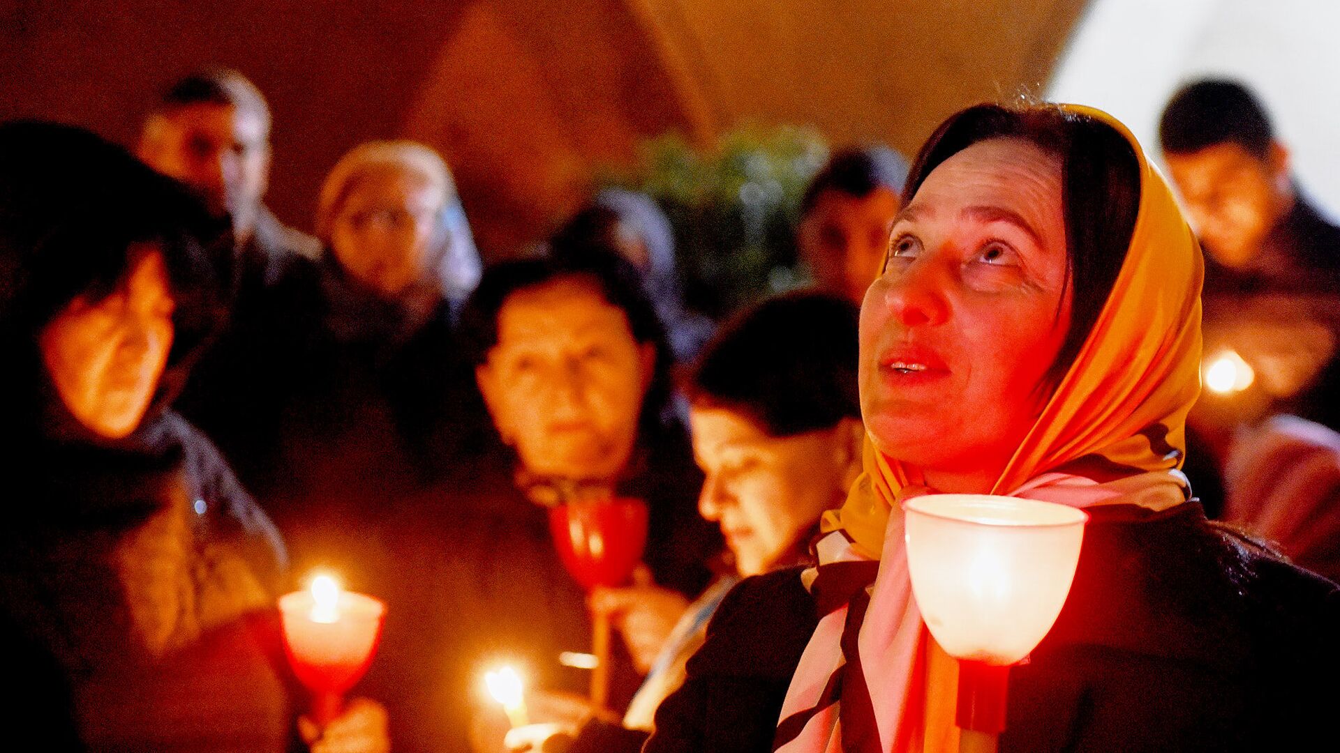 Верующие с горящими свечами во время Пасхального богослужения у стен храма Святой Троицы - Sputnik Грузия, 1920, 06.06.2021