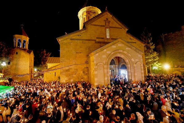 Людей в храме было во время празднования Пасхи очень много, и те, кто не мог попасть внутрь, молились вокруг собора - Sputnik Грузия