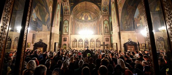 Верующие во время Пасхального богослужения в соборе Святой Троицы - Sputnik Грузия