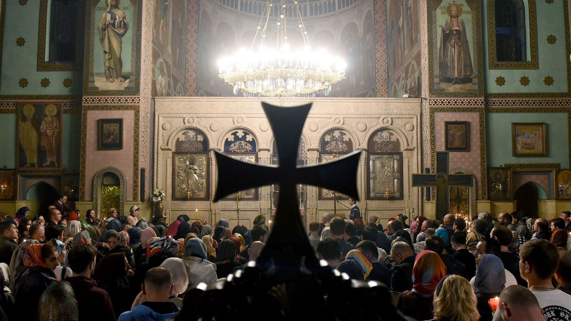 Верующие во время Пасхального богослужения в соборе Святой Троицы - Sputnik Грузия, 1920, 09.08.2021