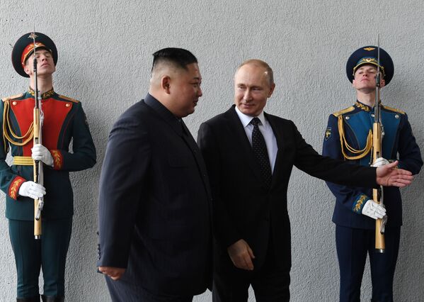 Лидер КНДР Ким Чен Ын и президент России Владимир Путин во время встречи на острове Русский  - Sputnik Грузия
