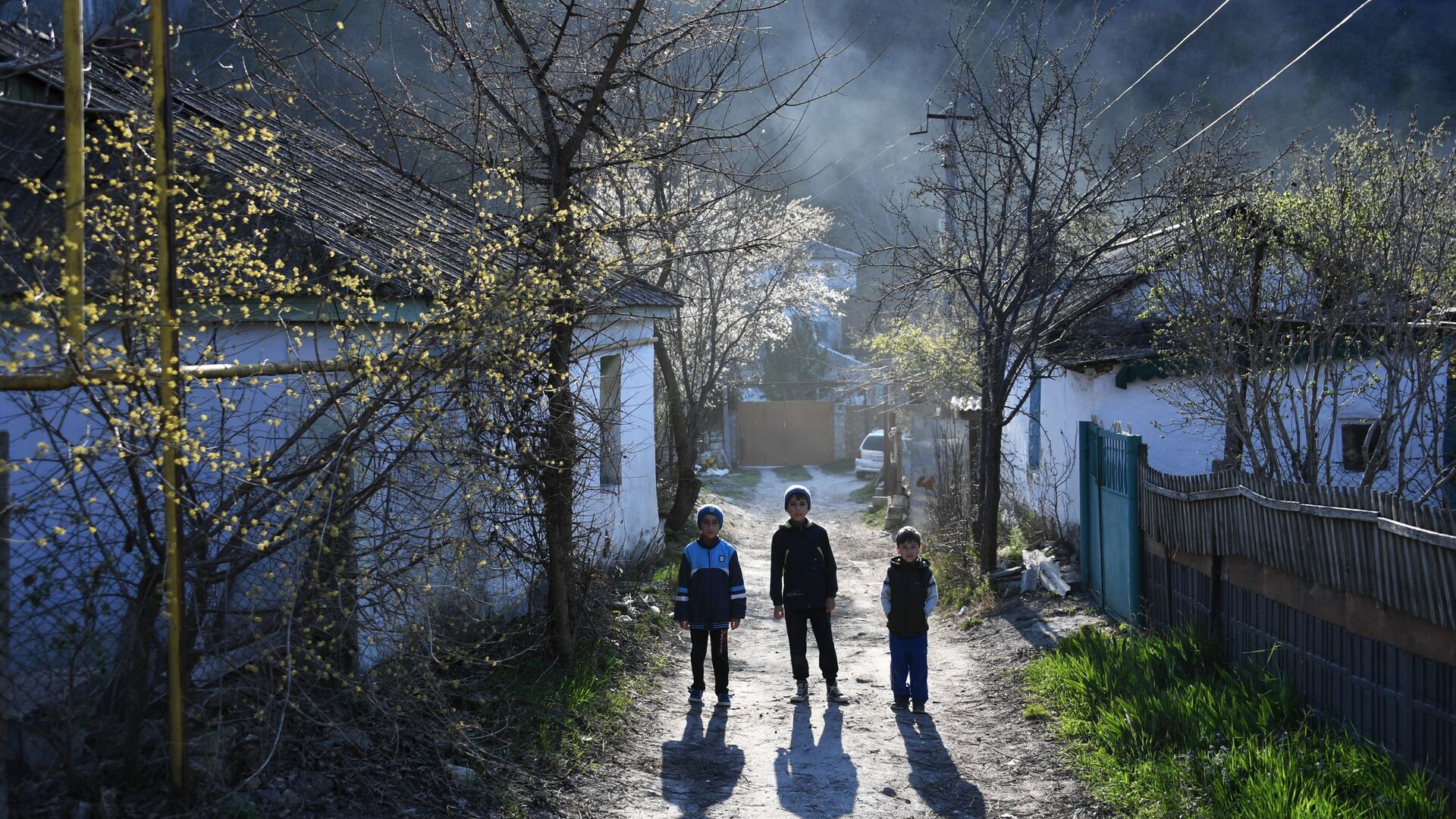 Дети на улице в селе Залесное Бахчисарайского района в Крыму - Sputnik Грузия, 1920, 04.06.2022