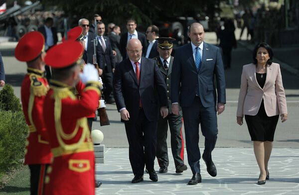 „ჩვენთვის ღირსება უმთავრესია – საქართველოს პრეზიდენტმა სამხედროებს მიულოცა „ჩვენთვის ღირსება უმთავრესია – საქართველოს პრეზიდენტმა სამხედროებს მიულოცა - Sputnik საქართველო