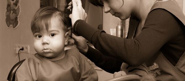 Маленькому ребенку подстригают волосы - Sputnik Грузия