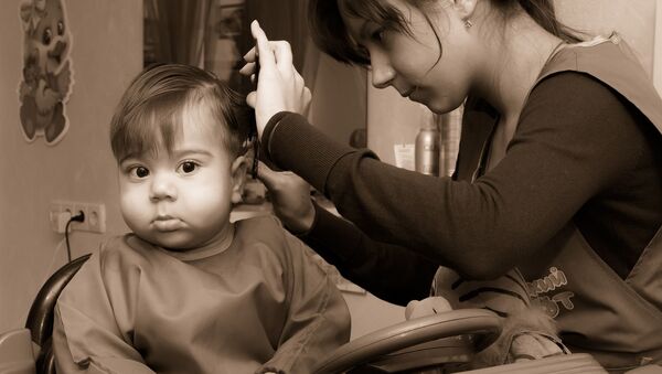 Маленькому ребенку подстригают волосы - Sputnik Грузия