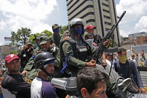 Хотя были и такие военные и полицейские, кто перешел на сторону оппозиции и Хуана Гуанидо. На фото - представители Боливарской Национальной гвардии, которые присоединились к протестующим против Мадуро в Каракасе  - Sputnik Грузия