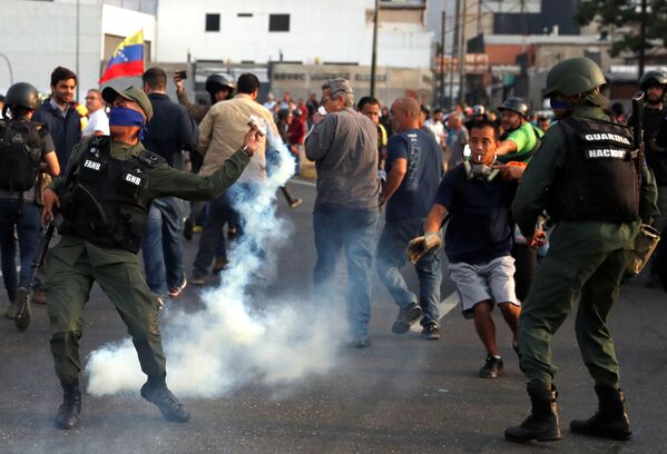 Во вторник утром лидер венесуэльской оппозиции Хуан Гуаидо и его сторонники собрались в Каракасе на автотрассе перед военной базой Карлота - Sputnik Грузия