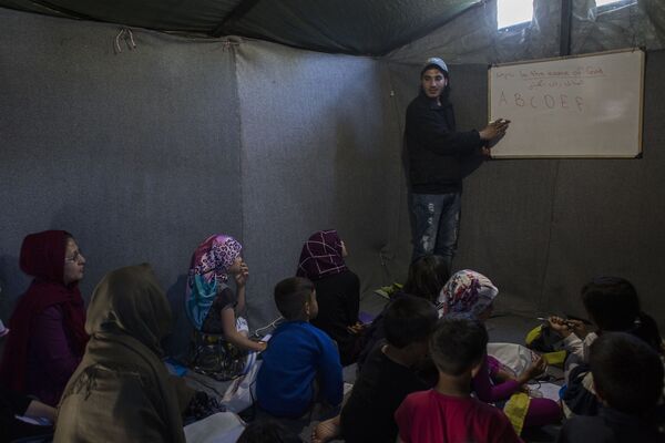 Урок английского языка в лагере беженцев Мориа на острове Лесбос в Греции - Sputnik Грузия