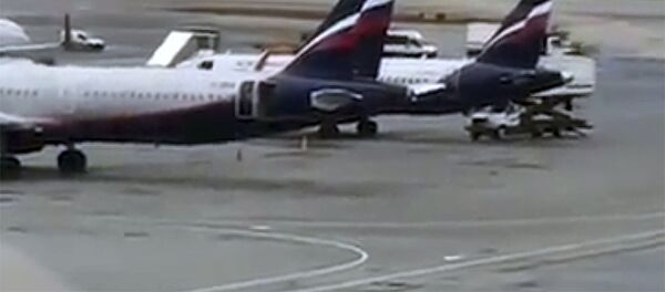 კომპანია „აეროფლოტის“ თვითმფრინავი Sukhoi Superjet 100, რომელიც მოსკოვიდან მურმანსკში მიფრინავდა, კვირა საღამოს საგანგებოდ დაეშვა შერემეტიევოს აეროპორტში 28 წუთიანი ფრენის შემდეგ კომპანია „აეროფლოტის“ თვითმფრინავი Sukhoi Superjet 100, რომელიც მოსკოვიდან მურმანსკში მიფრინავდა, კვირა საღამოს საგანგებოდ დაეშვა შერემეტიევოს აეროპორტში 28 წუთიანი ფრენის შემდეგ - Sputnik საქართველო