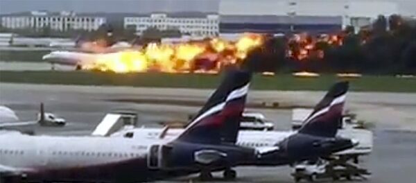 Самолет авиакомпании Аэрофлот Superjet 100 совершает аварийную посадку в аэропорту Шереметьево - Sputnik Грузия