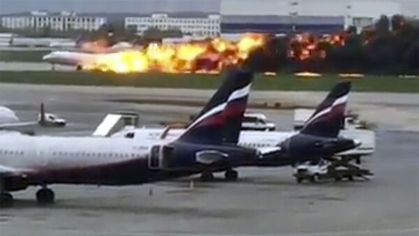 Самолет авиакомпании Аэрофлот Superjet 100 совершает аварийную посадку в аэропорту Шереметьево - Sputnik Грузия