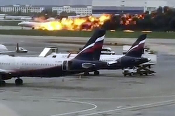 Самолет Sukhoi Superjet 100 компании Аэрофлот, следовавший из Москвы в Мурманск, экстренно вернулся в воскресенье вечером в аэропорт Шереметьево и совершил жесткую посадку после 28 минут полета - Sputnik Грузия
